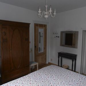 Basic Kamer met een King Size Bed
